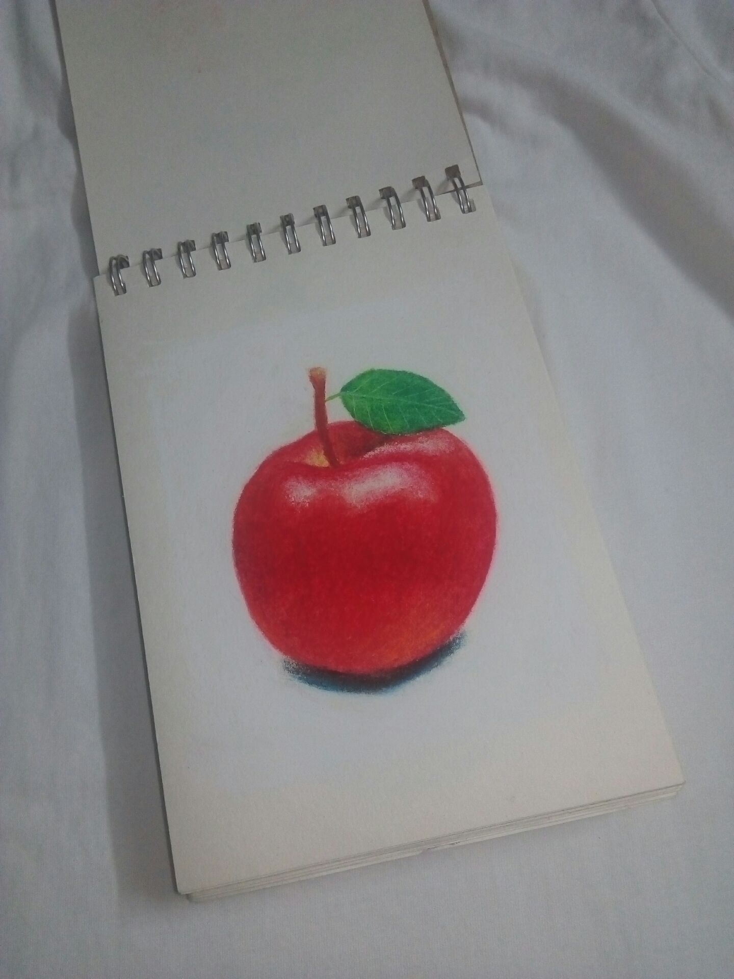 Dùng để vẽ gouache, sáp dầu hay chì thì cũng đều ok, có điều với chì thì giấy hơi bột xoá nhiều sẽ dễ rách giấy.