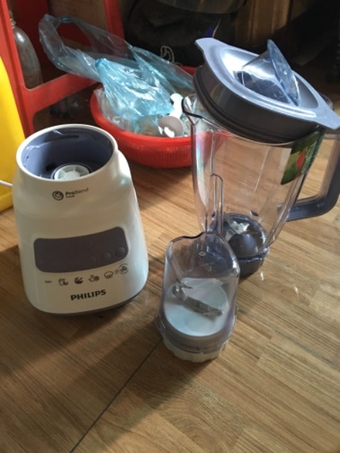 Máy xay mạnh. Nhưng mình xay thử đậu nành thấy có giọt nước gỉ nhỏ nhỏ ở dưới cối. Không rõ là do gioăng ko chặt hay thế nào.