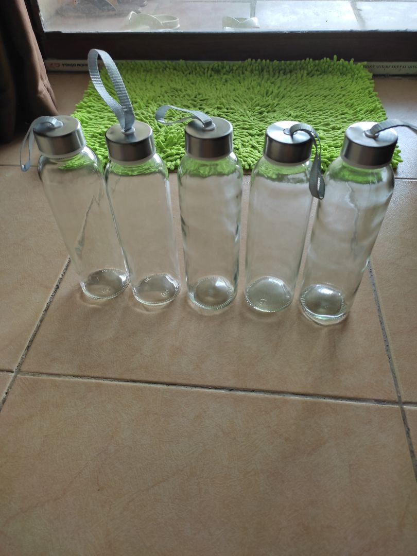 giao hàng nhanh , nắp bình hơi móp méo , chả hiểu cuốn bình kiểu gì còn có vụn thủy tinh trong đó , cứ nghĩ là đã vỡ rồi , đóng gói rất sơ sài , tóm lại với giá gần 20k 1 bình không đáng mua