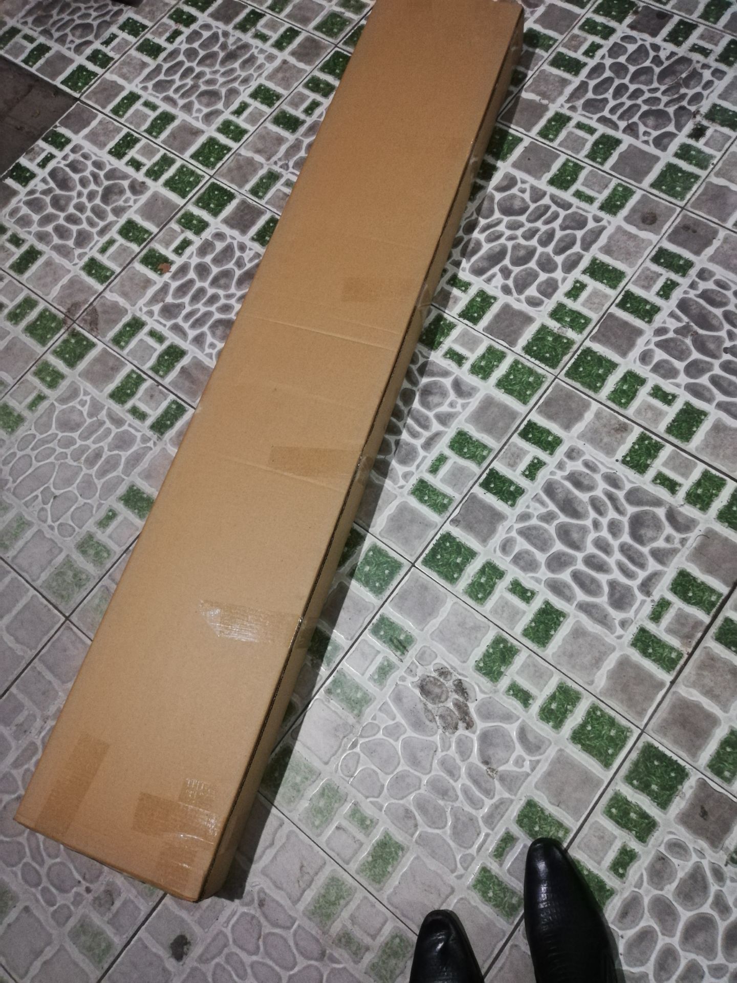 thấy cũng được chắc chắn, nhưng 4 chân ko bằng nhau nên khập khiễng nên phải kê chân.