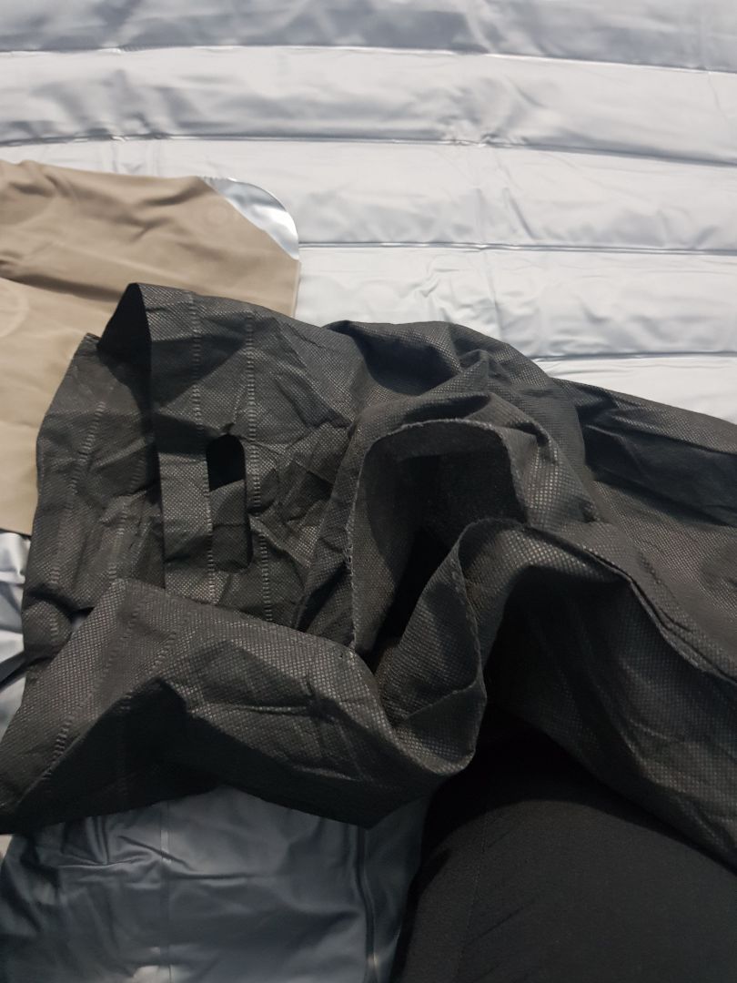 Mình nói thật sản phẩm bên bạn quá tệ gối thì bị lủng gói hàng thì chẳng khác gì cái bao đựng rác trong khi đó mình mua tới 7*** sản phẩm đó mình trả hàng lại mình không mua nữa. đừng có tưởng giao hàng có tiền là xong nha! Kitty làm ăn như thế này là mất uy tín lắm... nên làm việc với nhà cung cấp