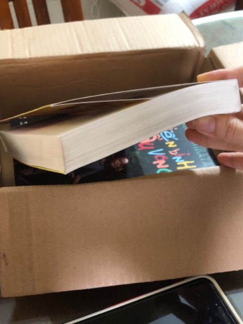 Sách mình nhận về không có seal. Có vết bẩn, vài vết xước ở bìa. Gáy sách thì bẩn. Trông như sách cũ vậy. Mình không hoàn hàng nhưng thật sự không thoải mái khi mua phải những quyển ntn