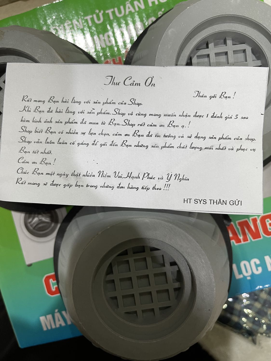 - To chứ ko phải 4 cục chút xíu nha mọi ng oiii
- Shop gói hàng kĩ 
- Chêm vào 4 chân máy giặt vừa vặn. Có review nói là sẽ giúp mặt giặt bớt ồn, mình để ý thấy cũng có giảm ồn thật nha mọi ng nhưng đừng kì vọng quá nhiều tại tác dụng 4 cục này ko phải chống ồn
- Trong hộp có kèm 1 thư cảm ơn của shop. Mình đọc hết nha shop và cảm ơn sự chu đáo này. 
5 sao, đáng mua.