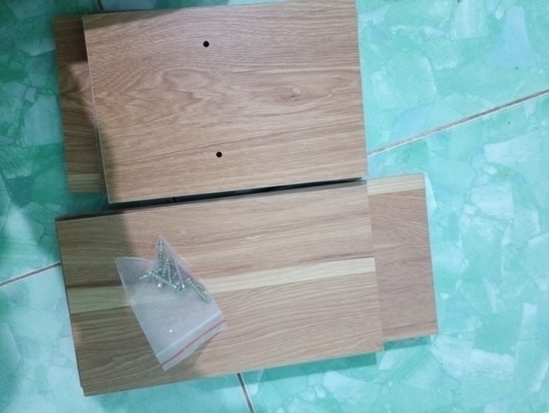 sản phẩm như mô tả, vít và gỗ chắc chắc.
giao hàng nhanh+ đóng góp cẩn thận