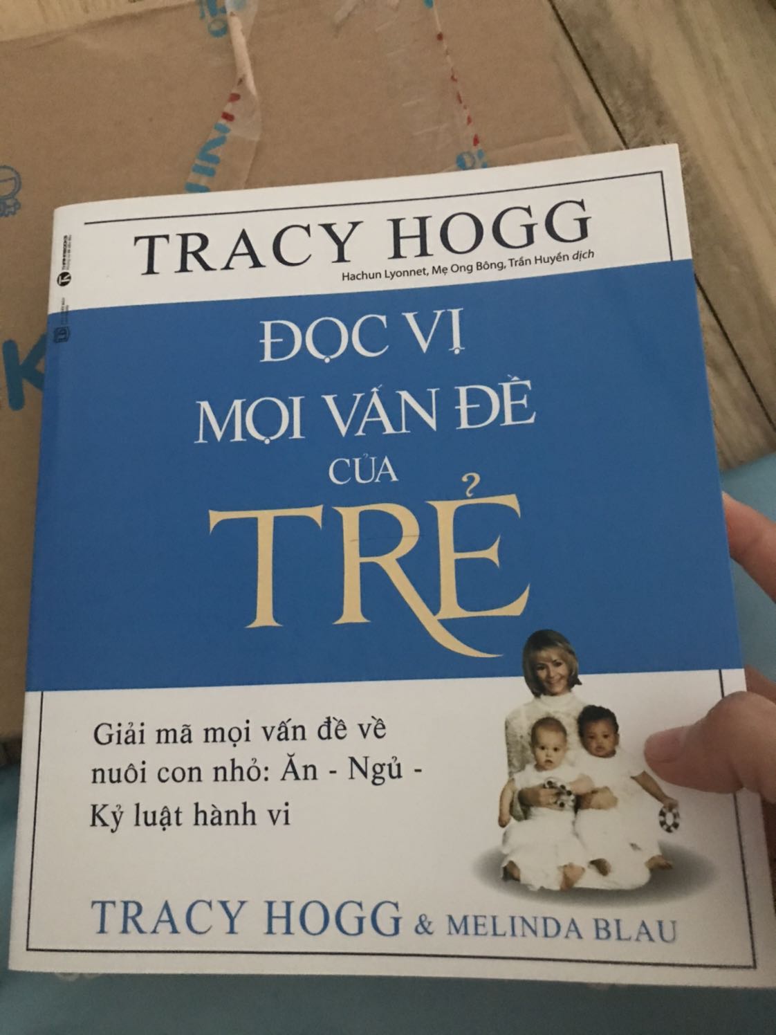 Bìa sách bị gạch bút bi 1 đường rất rõ, không biết có phải sách giả hay không mà in thiếu chữ, hay do lỗi người dịch mà thiếu chữ quá trời. Đọc rồi tự điền vào cho đủ từ để hiểu nghĩa ko hà. Haizz Bìa sách bị gạch bút bi 1 đường rất rõ, không biết có phải sách giả hay không mà in thiếu chữ, hay do lỗi người dịch mà thiếu chữ quá trời. Đọc rồi tự điền vào cho đủ từ để hiểu nghĩa ko hà. Haizz