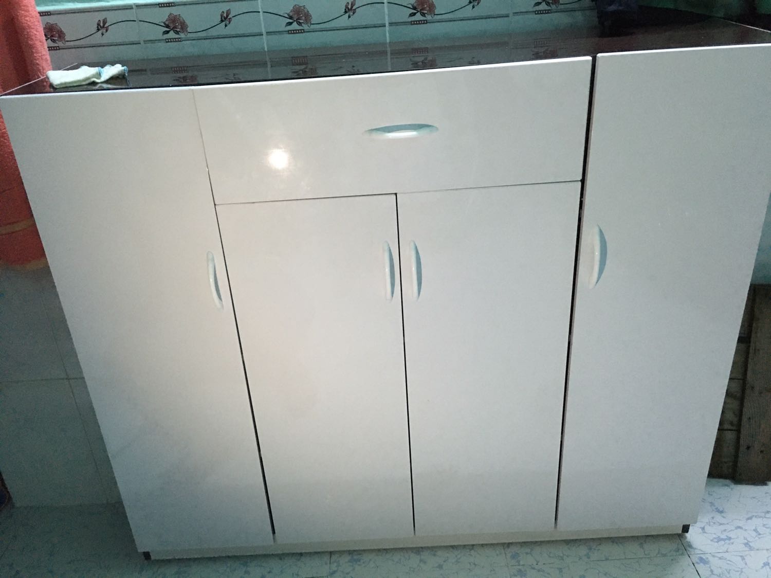 Sản phẩm giao đã lâu, ko đúng dự kiến. Hơn 1 tuần mới nhận dc. Đang nôn, Nhận rồi buồn thêm. Tủ làm ẩu lắm luôn á. Lủng nhiều lỗ, với đóng ko kỹ ốc gì hết, mấy chỗ mối với cánh tủ ko khít đều nhau gì cả. Nói chung là chán. Chả lẽ giờ đổi lại tốn thêm phí. Rút kn ko nên mua mấy hàng giá trị trên này. Chỉ có mua sách là ưng thôi. Nhiều lỗi mà mình dc up 5 hình thôi. Tiki nên xem lại nhà cung cấp này nhé.