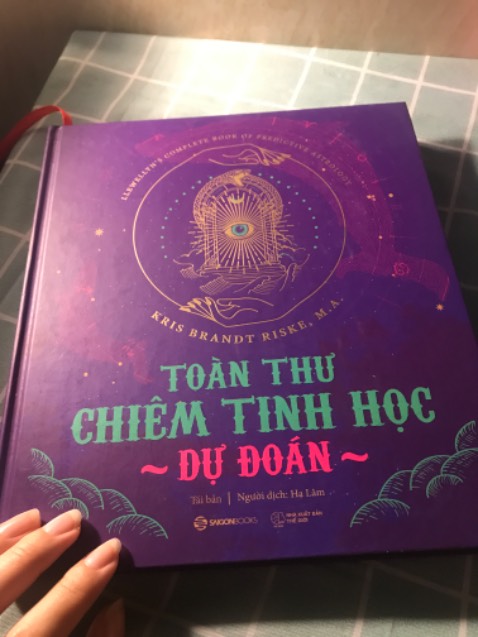 Nên mua quyển chiêm tinh học cơ bản trước khi mua quyển này để có thể hiểu rõ và sâu sắc nhất nha! Nếu không hiểu được cơ bản thì họ đọc cuốn này sẽ khá trừng tượng