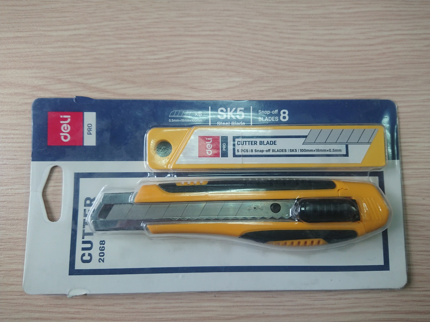 Dao Deli khỏi bàn rồi ! Sản phẩm Tốt như quảng cáo. Lưỡi dao phụ tương thích với quả dao rọc giấy cùi ở cơ quan.