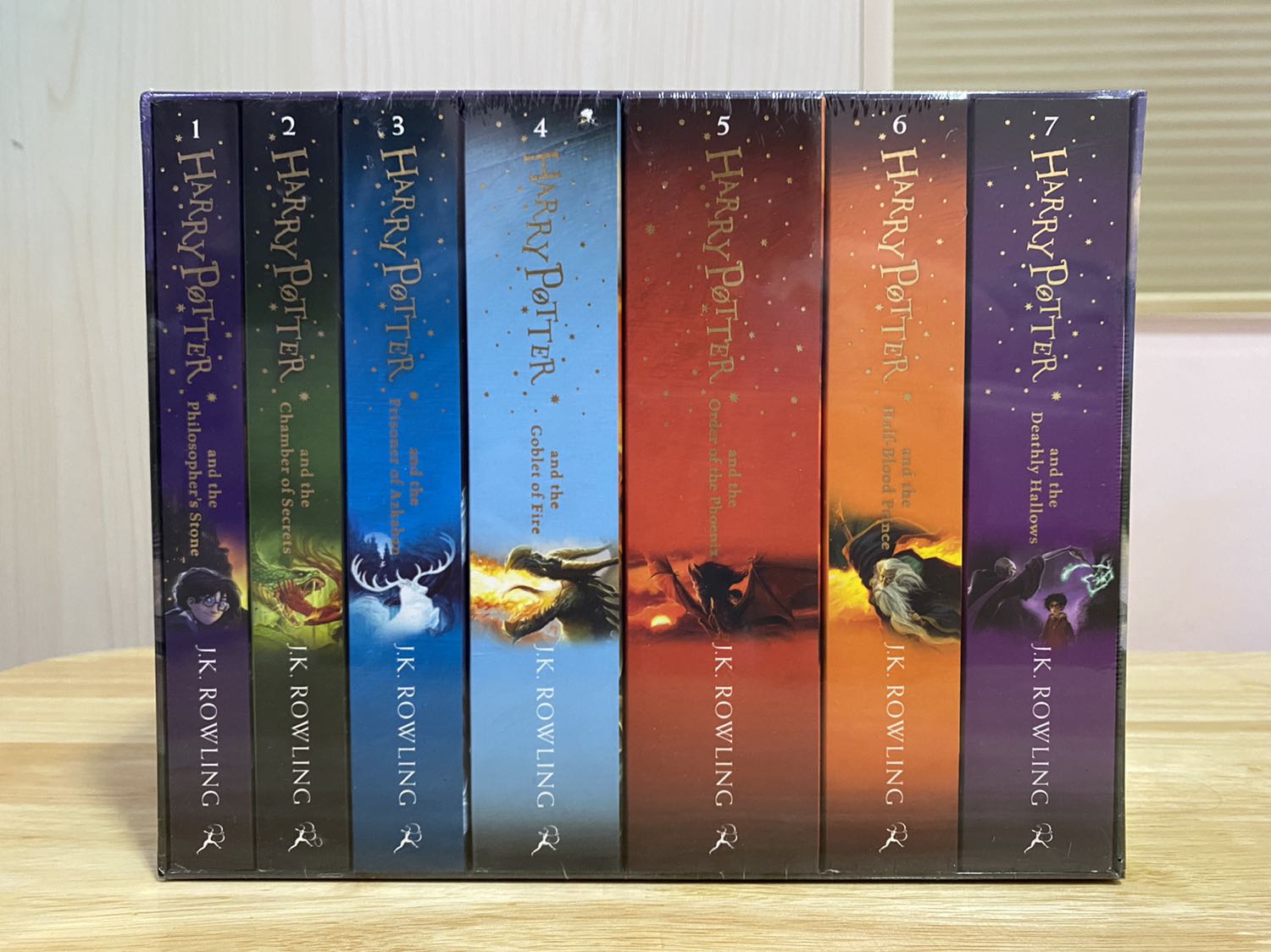 - Tuy đang mùa dịch nhưng Tiki ship nhanh thật sự, mình chọn TikiFAST nhưng cỡ nửa ngày là giao rồi, chắc vì Tiki cùng thành phố vận chuyển. Trong hộp ship không có miếng bong bóng chèn vô nhưng hên là giao tới còn nguyên vẹn, góc không bị bẹp hay móp méo gì hết, vẫn còn seal bọc, sách cũng không bị gãy giữa. Quá đẹp!
- Bản thân mình thấy thích edition này nhất tuy lúc đầu mình tính mua edition kỷ niệm 20 năm của Harry Potter. Series box đủ 7 cuốn kiểu này có nhiều loại nhưng mình bị mê bản này vì bìa trước và sau mỗi cuốn đều có hình ảnh đặc trưng xuyên suốt nội dung của cuốn đó. Thiết kế vẽ và màu sắc mình thấy cũng dễ nhìn và thu hút hơn. 
- Ai mê Harry Potter thì chắc cũng không xa lạ gì với nội dung truyện này nữa, mình hơi ngược đời tại coi phim rồi mới mua truyện về đọc. Càng về sau thì sách dày hơn và chữ cũng nhỏ hơn. Sách toàn chữ thôi, lâu lâu có thêm 1 số điểm nhấn để minh hoạ với có bản đồ của Hogwarts. Mùa dịch mà coi phim chán rồi thì có bộ này đọc cũng đỡ, nhất là đối với 1 fan Harry Potter như mình ?