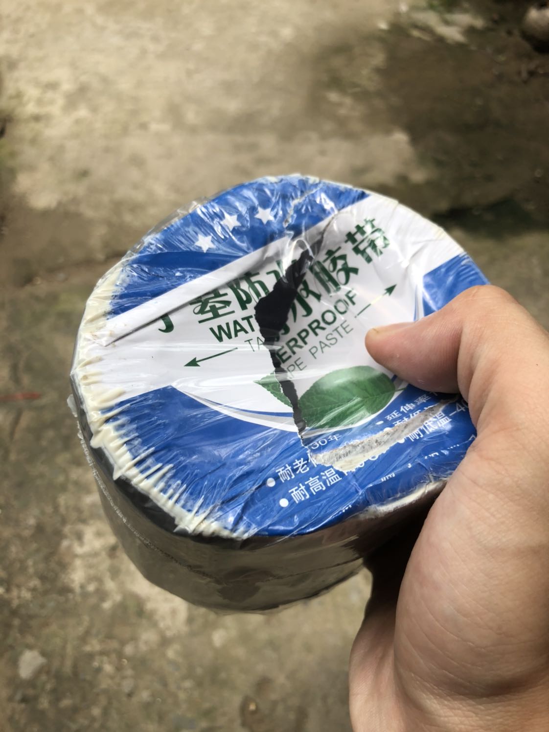 Dán dính thì OK tuy nhiên ở những chỗ áp lực hơi lớn thì chịu không được, dán rồi có thể tháo được, dính hơi chắc thôi. Mình rọc chai nước ra rồi dán lên, cho nước vào thì okie, còn bóp chai nước thì xì, vá nệm hơi thì chịu không được, vẫn bị xì