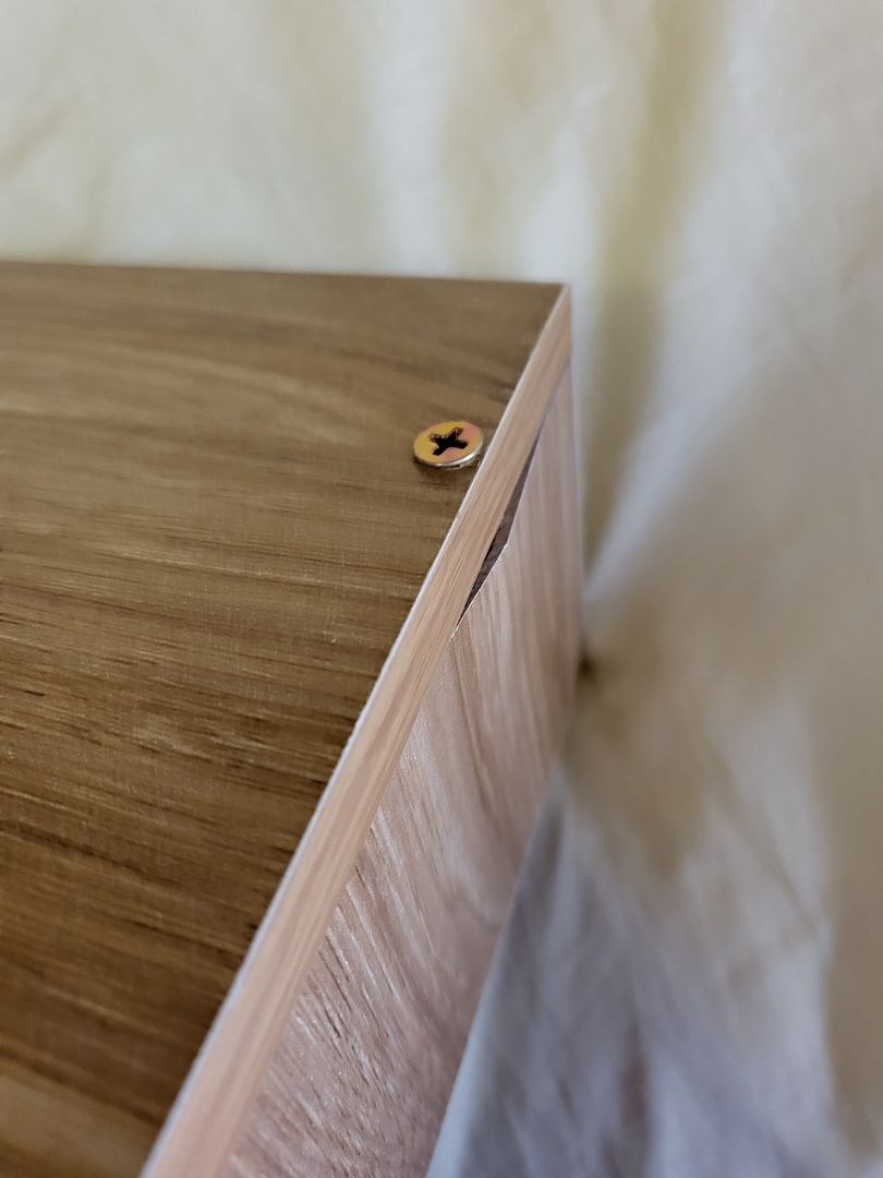 Kệ tạm được. Hoàn thiện không được tốt lắm, lỗ bắt vít lệch làm dư thừa mấy chỗ. Kệ tạm được. Hoàn thiện không được tốt lắm, lỗ bắt vít lệch làm dư thừa mấy chỗ.