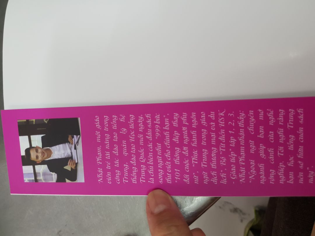 bìa sách có hơi dơ nhưng ko ảnh hưởng bên trong, ko sao nhưng mong muốn bên kho quản sách kĩ hơn