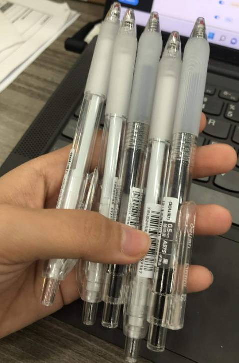 Thấy deli ra bút mới mua ngay :)))) Mình quen dùng bút to có đệm tay như này nên viết rất thích. Hồi trước hay mua hãng khác giờ sẽ đóng họ ở deli.