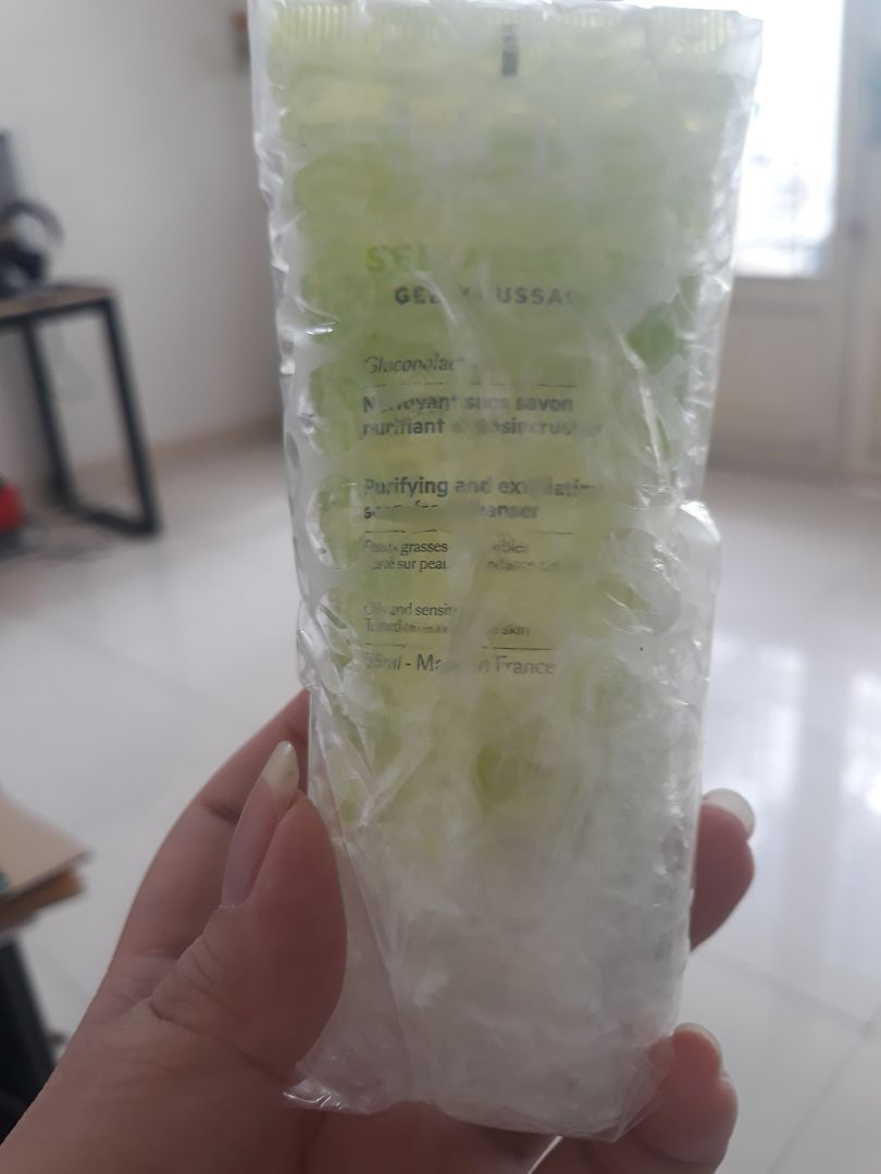 shop gói hàng rất là kỹ, ko lo bị tràn. Sản phẩm có tem sx với mã rõ ràng. Có hướng dẫn bằng tiếng việt nữa. Mẫu này b nào da mụn nên mua dùng thử do m đi da liễu đc khuyên dùng á.