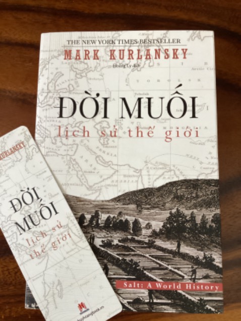 Muối. 
Đơn giản là muối, nhưng cũng không hề đơn giản khi nó có sức ảnh hưởng rất lớn.
Người ta có thể không có vàng, không có kim cương, không có sắt, nhưng thiếu muối con người sẽ chết dần.
Muối đã tham gia vào quá trình tiến hoá của loài người, ảnh hưởng đến cả kinh tế, chính trị, văn hoá, và ẩm thực. 
Lịch sử thế giới, hay lịch sử loài người luôn xoay quanh về lịch sử về muối.
Một cuốn sách thú vị để tìm hiểu lịch sử loài người dưới góc cạnh của “muối” và sự ảnh hưởng của “muối”