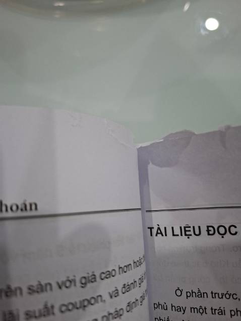 Sách bị rách một góc trong trang. Sách mới nhận mad như này là rất khó chịu