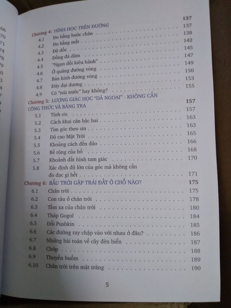 Sách rất hay, có in màu trực quan sinh động, làm cho hình học trở nên rất thú vị!