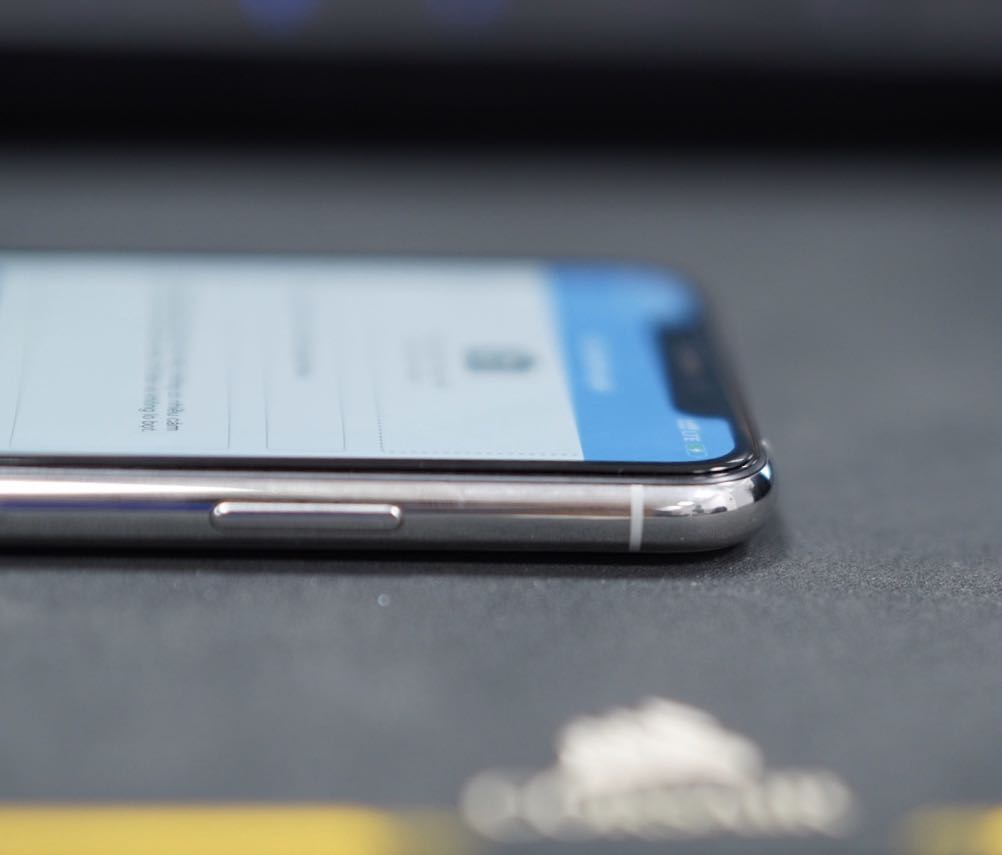 Miếng dân mỏng và bám sát viền, không có nhiều cảm giác là màn hình đã được dán. Dễ dán và không lo bọt nếu đã vệ sinh sạch bụi.