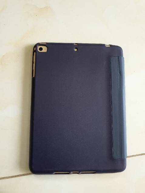 Vừa vặn với ipad mini 4, khe để pencil hơi thừa, chất liệu nhựa tạm ổn