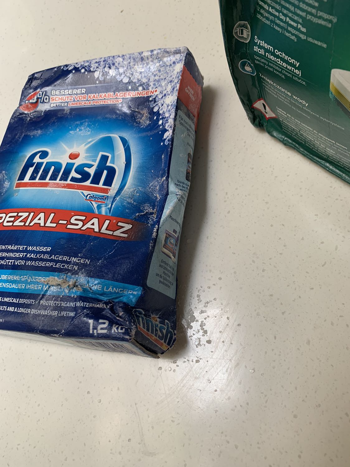 Sản phẩm bị ẩm mốc, bao bì rách nát. Viên rửa bị thấm nước.