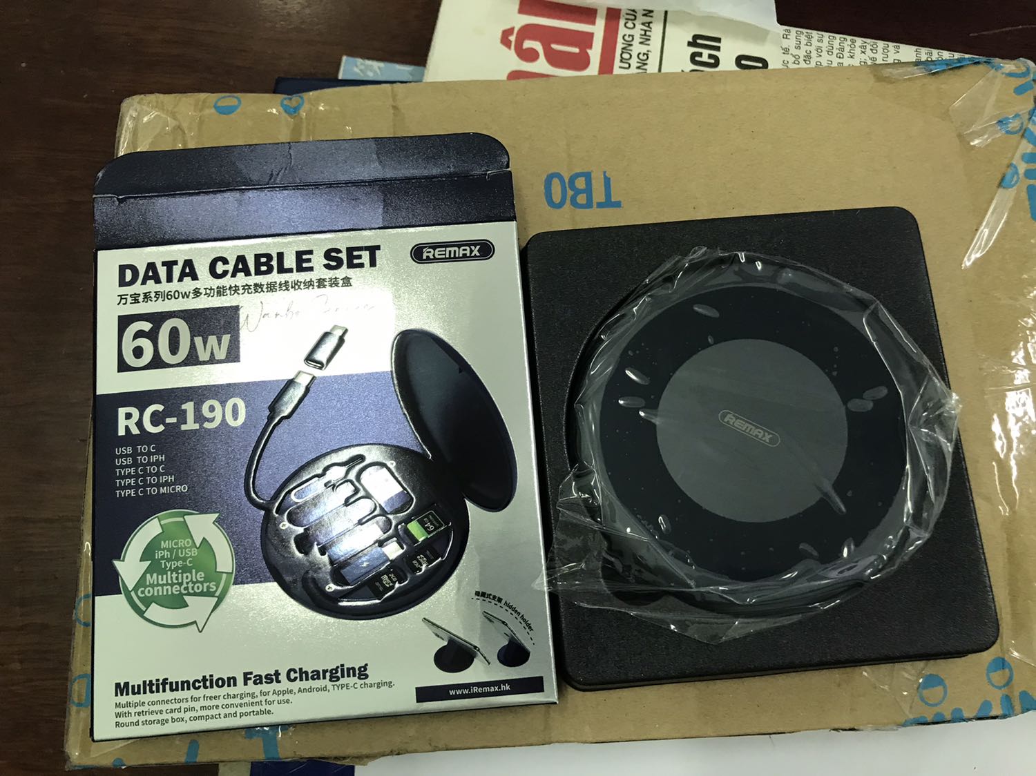 Đẹp, nhưng chỉ 2 loại đầu sạc, phải thiết kế đủ 3 loại đầu sạc thì hay hơn, mà cũng không có củ sạc. Nhưng mà sản phẩm đẹp, nhẹn sạc ok Đẹp, nhưng chỉ 2 loại đầu sạc, phải thiết kế đủ 3 loại đầu sạc thì hay hơn, mà cũng không có củ sạc. Nhưng mà sản phẩm đẹp, nhẹn sạc ok