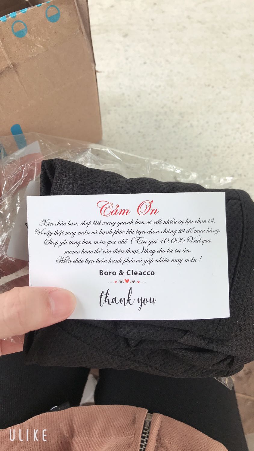 Giao hàng nhanh chóng, shop có kèm thư cảm ơn với khách hàng, mình thấy hài lòng vì điều này. Về sản phẩm thì đường may đẹp, vải thì mình nghĩ nó hơi mỏng.