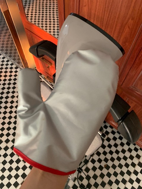 mình ở GÒ VẤP có trạm bảo hành gần nhà NÊN rất yên tâm về sp.  Nhận hàng có phiếu bảo hành và sách hướng dẫn đầy đủ. SP bảo hành 3 năm nha. tes thử  hơi nước ra mạnh, nóng, là phẳng nhanh nói chung ok. Rất rất rất hài lòng với sp