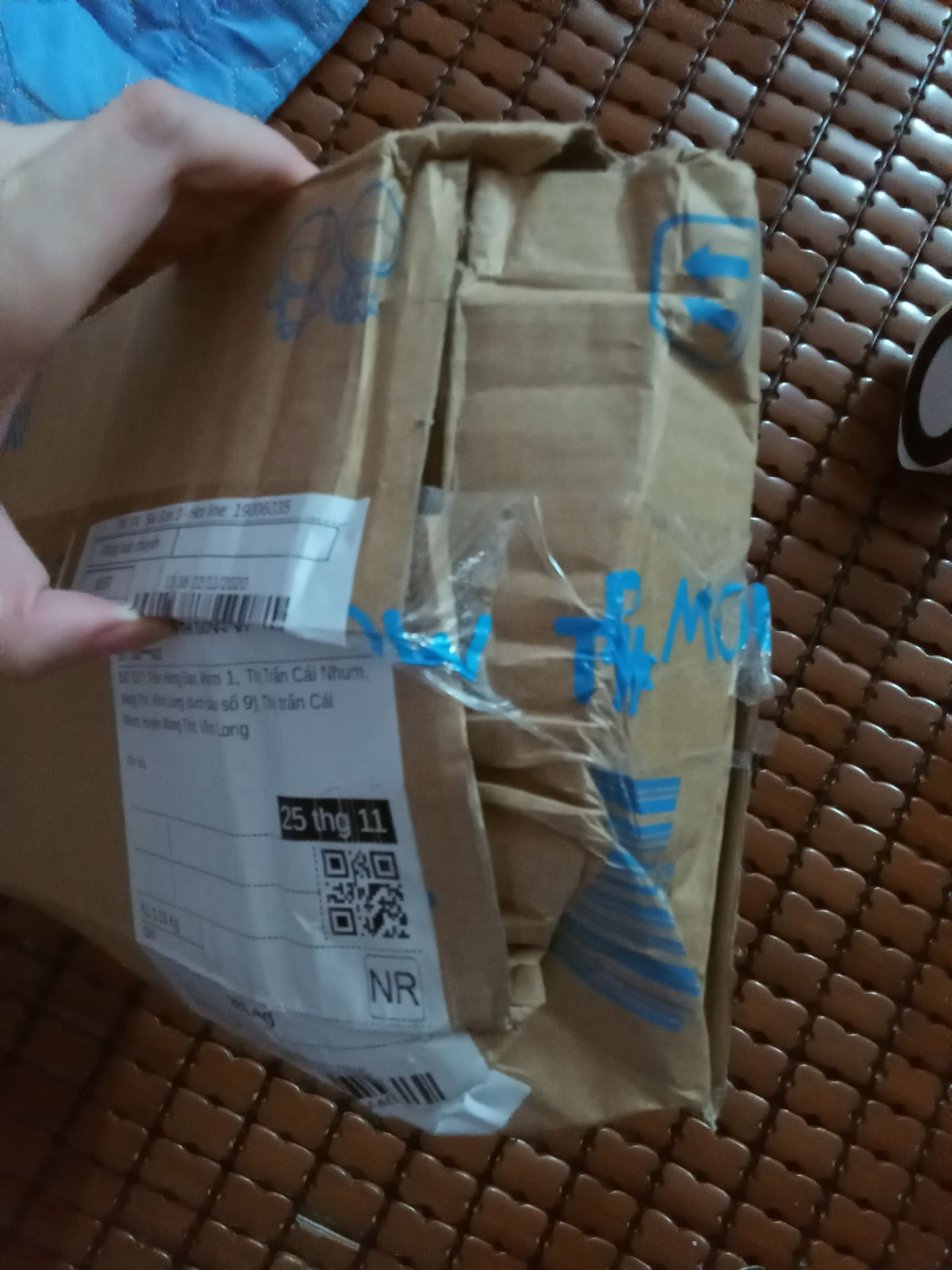 Tiki giao hàng nhanh, đặt hàng hôm qua lúc 13:00 nhưng sáng nay đã nhận được. Nhưng về đóng gói thì thiếu cẩn thận. Mình mua bên tiki nhiều năm nay thì đây là lần đầu tiên mình nhận được gói hàng tệ như vậy. Mong tiki khắc phục cho những đơn sau.