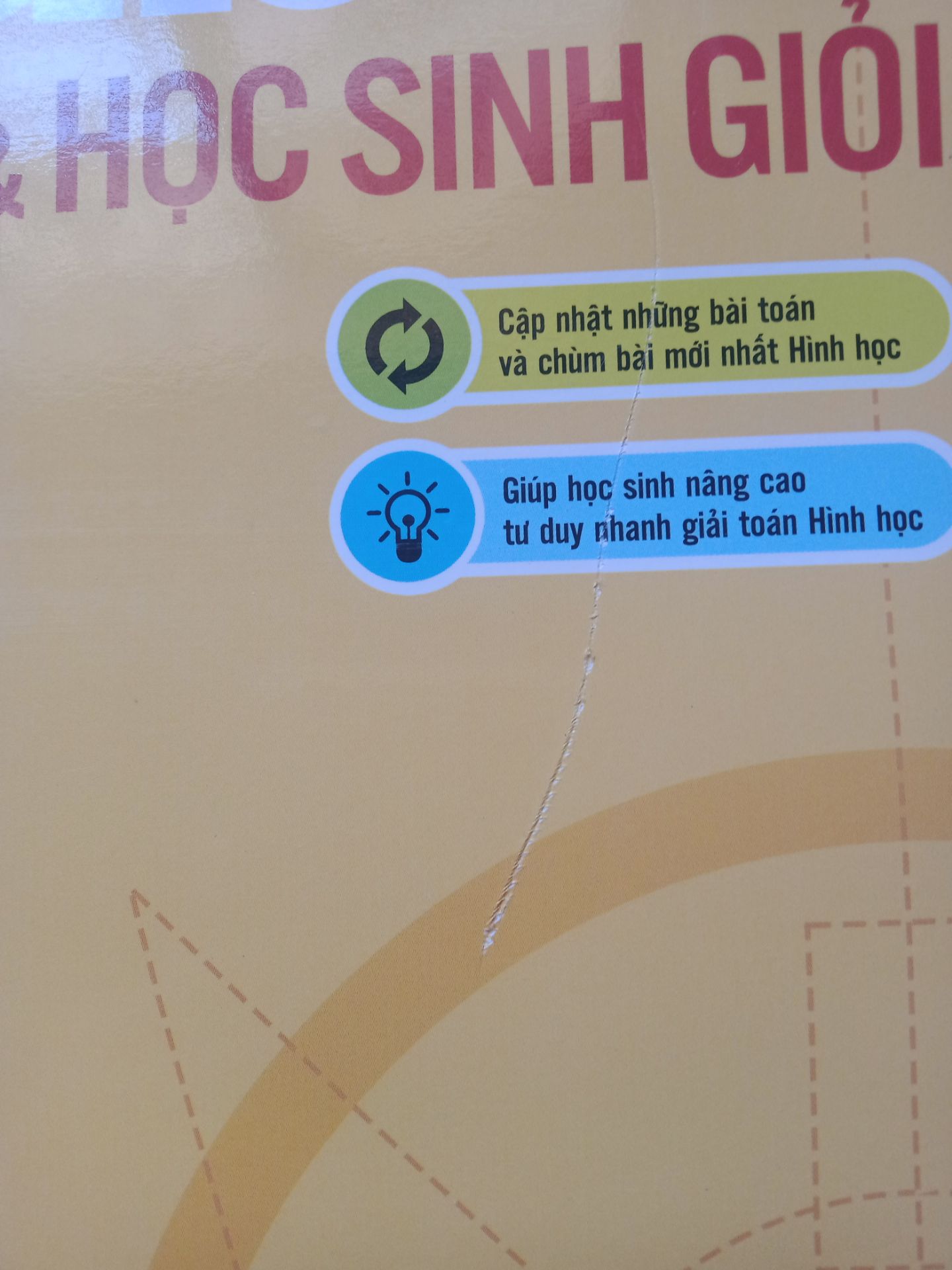 Nội dung sách khá hay, phù hợp với những bạn có ý định thi HSG hoặc chuyên Toán. Sách có khổ giấy to, trình bày khoa học. Tuy nhiên 1 điểm trừ là sách bị xước ngoài bìa.