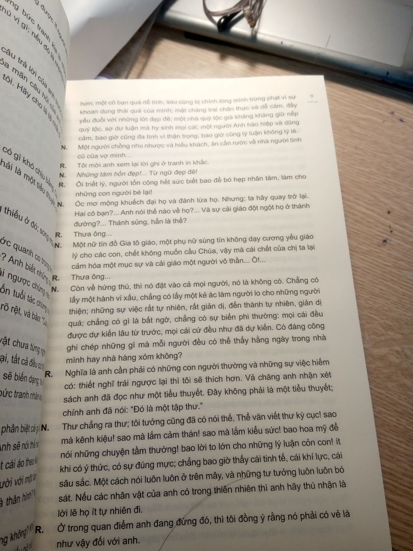 ấn tượng đầu tiên là sách khá to và nặng nha. Còn có bookcare đi kèm để tránh xước. Nói chung là sách giao rất nhanh , đêm qua đặt sáng nay đã có luôn. Không bị xước, móp. Về nội dung thì tùy cảm nhận nhưng mình thấy sách hay nha