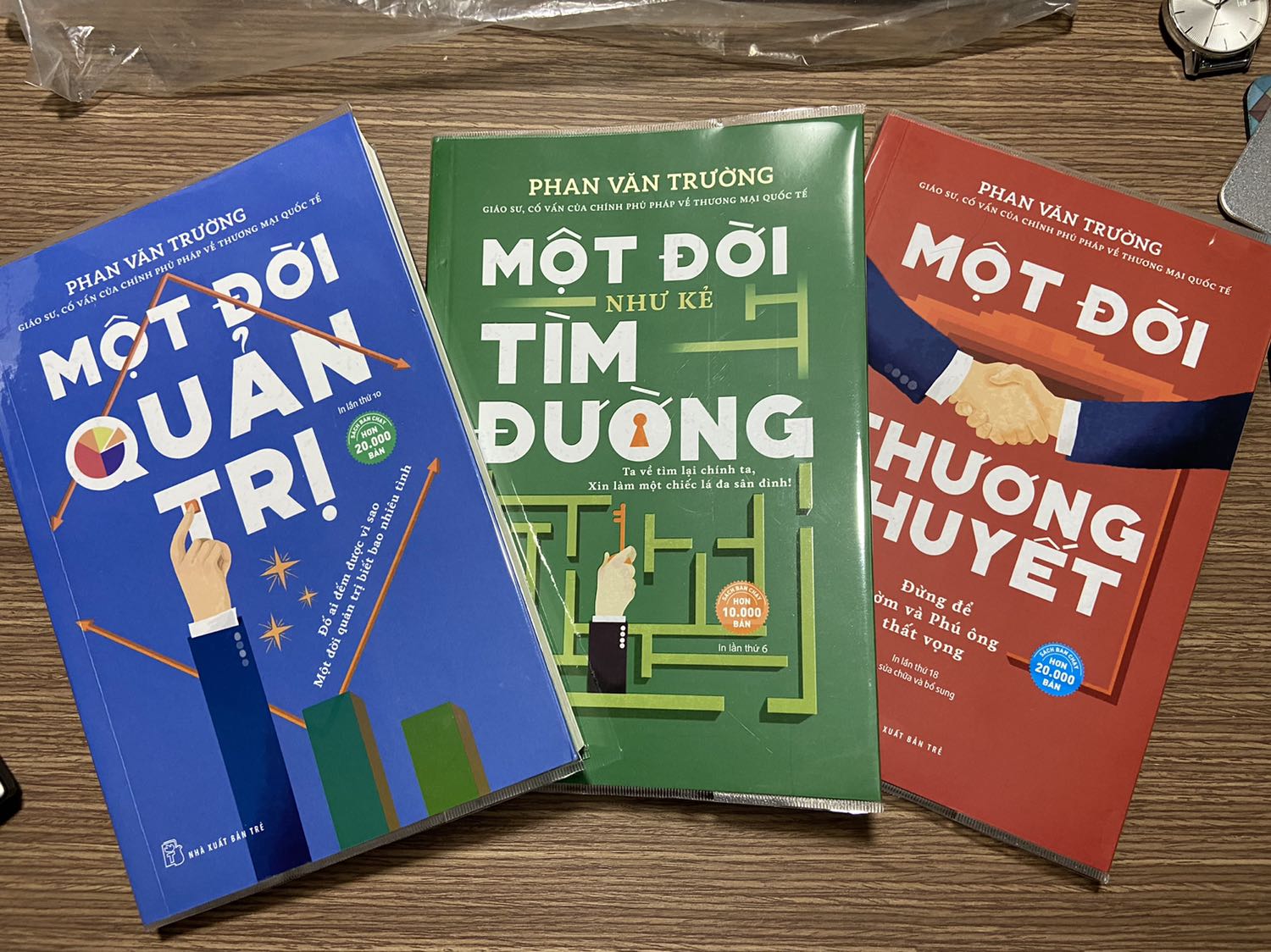 Biết được bộ này này khi thấy trên bàn của sếp mình. Tìm hiểu và đặt mua nguyên bộ Kết tinh một đời của thầy Phan Văn Trường. Cuốn này là cuốn thứ 3 trong bộ 3 cuốn của thầy. Sách của NXB Trẻ, được in ấn đẹp đẽ, chất lượng chất rất tốt, bìa mềm nhưng cứng cáp. Mình có sử dụng bọc sách của Tiki, giúp giữ sách sạch đẹp hơn. 
Về nội dung thì đây xứng đáng là một trong những cuốn sách gối đầu giường của các bạn trẻ VN. Cuốn sách là sự kết tinh trải nghiệm sống của cả cuộc đời của người thầy Phan Văn Trường. Thế hệ sống có khác nhau nhưng bài học kinh nghiệm là trường tồn, bất di bất dịch, đời nào cũng cần.