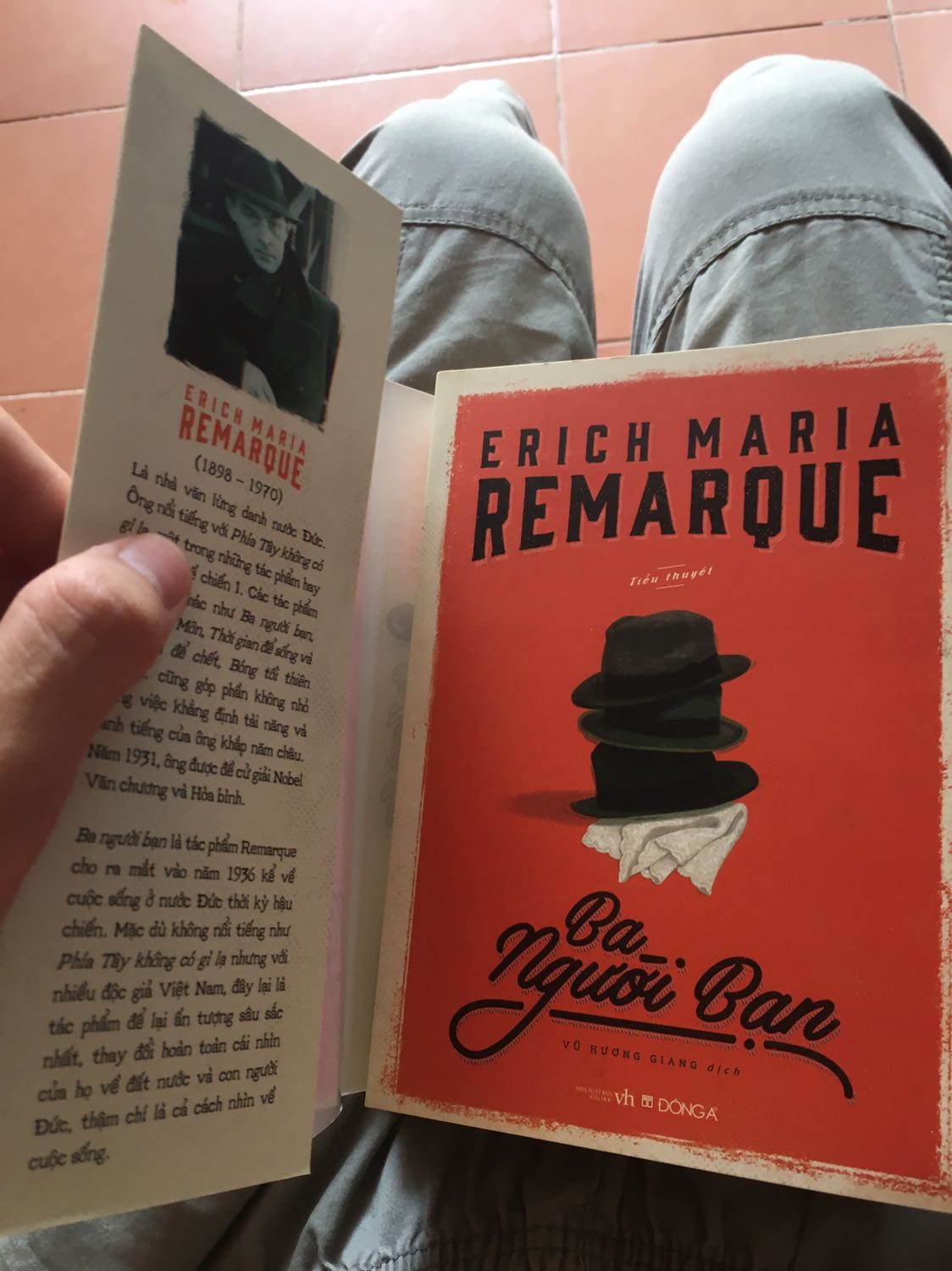 Lúc trước mình có nghe qua tên Remarque qua cuốn tiểu thuyết Phái Tây không có gì lạ và Thấy tác giả này xuất hiện khá nhiều nên mình cũng tò mò tìm đọc thử không ngờ qua một vài trang mình khá thích lối viết của tác giả nên quyết định mua một số cuốn để đọc.

Nhận xét về sản phẩm
Ưu điểm: sách khá dày nhưng lại giá lại phải chăng, bên ngoài có lớp áo để bảo vệ sách bên trong
Khuyết điểm: chất liệu giấy sách hơi thô ráp - nhưng không thể đồ hổ nhiều khi năm xuất bản là 2015

Kết luận: Dù sao đi nữa mình rất ưng ý về sản phẩm lần này