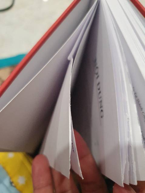 Bỏ 300k ra để đổi lại cuốn sách với chất lượng như vậy là không hài lòng 1 chút nào về chất lượng sách.. Đã rất gét mấy cuốn sách rẻ tiền, chất lượng sách ko đạt yêu cầu nên lựa những đầu sách có giá cả ok rồi. Mà giao sách v thật sự ko hài lòng