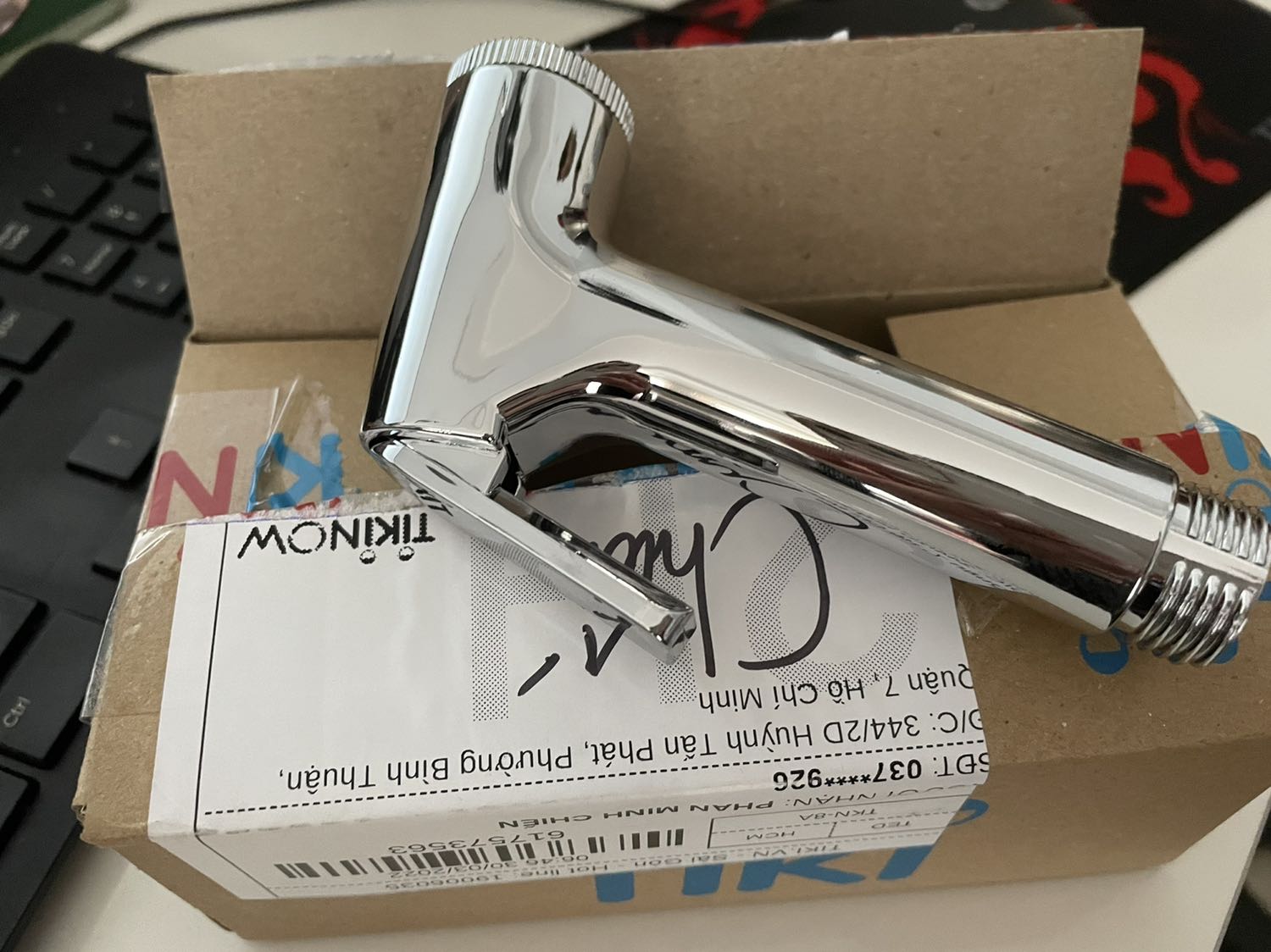 Giao hàng nhanh, đầu vòi xịt cứng cáp, nước đầu ra có thể điều chỉnh mạnh yếu tuỳ vào lực bóp tay.