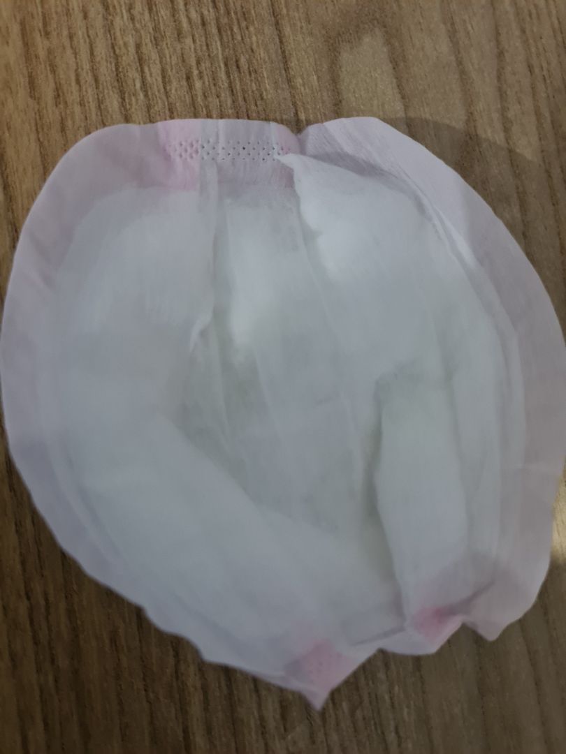 miếng lót rất rất tệ, thấm hút ko nhanh, bề mặt lại ko mềm nên khi mang vào tạo cảm giác rất ngứa và khó chịu, mình chỉ mang trong vòng 1 giờ mà vì khó chịu nên đành bỏ luôn