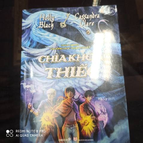 Những tưởng mọi chuyện sẽ tạm yên bình, *** có được danh hiệu người hùng và sẽ bắt đầu mối quan hệ mới như hẹn hò với Celia nhưng cậu lại bất ngờ bị ám sát và buổi lễ chúc mừng trở thành một hiện trường vụ án mạng. *** và các bạn phải điều tra ra kẻ gián điệp trong trường rồi bất ngờ thay jasper phải hẹn hò với celia để che giấu vụ điều tra và cậu ta bắt đầu phát tình yêu và các bài học tình cảm khắp mọi nơi. Rồi *** bị tấn công lần nữa và cả bọn quyết tâm vào bằng được hầm giam các sinh vật nguyên tố mà người giữ chìa khóa ra vào là mẹ kế của Alex. Chiếc vòng tay của kẻ thù của thần chết mở được cửa phòng, trong phòng có ảnh cũ và tên anh trai của kẻ thù của thần chết lại là mật khẩu của chiếc két đựng chìa khóa. Rốt cuộc bà ấy là bạn hay thù và mối quan hệ của bà ta với anh em kẻ thù thần chết là gì. Cả bọn lại gặp thầy của rufus và chị gái của tamara trong ngục giam, hoá ra những điều họ nói về chị ravan đã chết là dối trá, thế điều gì mới là thực và câu tiên tri tiếp theo kẻ đang hại *** là makar mạnh nhất trong thế hệ của họ. Mọi nghi ngờ dần đổ dồn về aeron và những lời đồn đãi về hoàn cảnh của cậu lần lan ra. Cả bọn phải chịu những ánh mắt nghi ngờ lẫn thương hại của mọi người. Trong lúc ấy *** và aeron học cách tiếp xúc với linh hồn khi sử dụng hỗn độn. Mọi chuyện cứ dồn dập xảy ra trong khi việc điều tra chẳng tiến triển chút nào mà kì thi lại gần đến. *** bị hại trong lúc kiểm tra. Rồi ngay sau đó *** và aeron phải gọi hồn cô gái đã chết để tìm được hung thủ nhưng *** đã vô tình làm chị ấy trở thành sinh vật hỗn độn rồi cả hai được báo là tamara và havoc bị bắt đi, cả hai đi theo Alex và rồi những mảnh ghép dần rõ ràng. Alex chính là kẻ chủ mưu và đã dùng găng tay để cướp sức mạnh của aeron. *** sững sờ và đau đớn nhưng chưa kịp làm gì cậu bị bắt vì bị phát hiện là kẻ thù thần chết và bị gán tội giết aeron. *** đau khổ, cậu không biết tiếp theo phải làm gì cả rồi mẹ kế của Alex đến và nói rằng bà là mẹ của kẻ thù của thần chết và là mẹ ***. Liệu điều ấy giúp gì cho cậu trong khi vẫn đang vằn vặt về cái chết của người bạn thân và tương lai của chính mình.