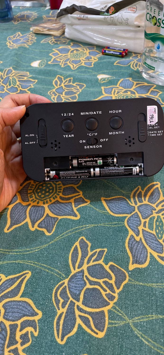 Gắn pin vào lần 1 thì con số trên màn hình chỉ hiện 1/2 số. Mình nghĩ do loại pin yếu, đổi loại pin khác thì không hiện màn hình luon. Đặt, chờ, tới lúc có xài không đuọc, hao tiền mua rồi bỏ, ko hoạt động. Chắc vì sản phẩm này mà mình bỏ Tiki. Hao tiền mua 1 cục nhựa về trưng cũng không được, nói chi xài Gắn pin vào lần 1 thì con số trên màn hình chỉ hiện 1/2 số. Mình nghĩ do loại pin yếu, đổi loại pin khác thì không hiện màn hình luon. Đặt, chờ, tới lúc có xài không đuọc, hao tiền mua rồi bỏ, ko hoạt động. Chắc vì sản phẩm này mà mình bỏ Tiki. Hao tiền mua 1 cục nhựa về trưng cũng không được, nói chi xài