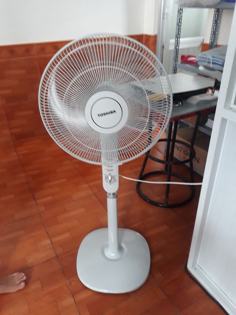 Mình mua của tiki traiding. Giao hàng khá nhanh, free vận chuyển. Quạt đẹp, khá êm. Mình không thấy thẻ Bảo hành đâu, hay BH điện tử? Có phải kích hoạt gì thêm không? Lắp ráp khá dễ dàng, tiện vệ sinh lau chùi sau này. Về độ bền dùng thời gian mình sẽ đánh giá sau.