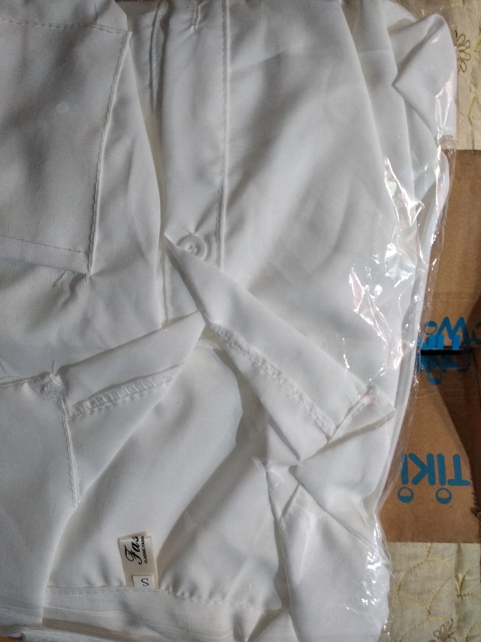 Vải trắng đẹp, kiểu dáng dễ thương. Đang ở cty chưa dám thử đồ, hi vọng hợp dáng m.