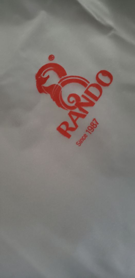 Áo mưa có chữ màu đỏ nhưng trên hình lại để màu trắng (mình mà biết chữ màu đỏ thì đã không mua ngay từ đầu) Áo trắng trong nên phần ruột dây nhìn vào thấy khá mất thẫm mỹ, nếu màu trắng đục, độ che phủ cao sẽ đẹp hơn. Nói chung không hài lòng với sản phẩm. Mong hãng sớm cải tiến.