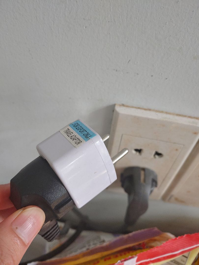 ko thấy có tem miliken như mô tả 
cắm thấy khá lỏng lẽo, trước mua cục của MPE thấy vậy mà xịn hơn nhiều có 16k thôi