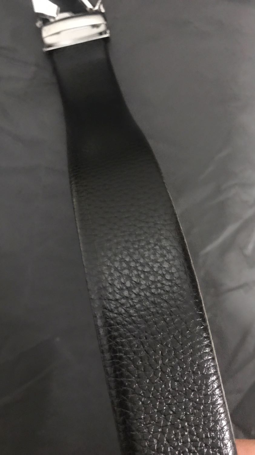 Mặt thắt lưng nhìn rất đơn giản nhưng nhận thì rất đẹp. Mặt rất thời trang, dễ phối đồ. Dây da rất dài và mềm. Mình phải cắt đi một đoạn đeo cho vừa. Dây may cũng khá là tỉ mỉ. Khoá tự động khỏi lo về việc bấm lỗ. Sản phẩm ok. Cảm ơn shop.