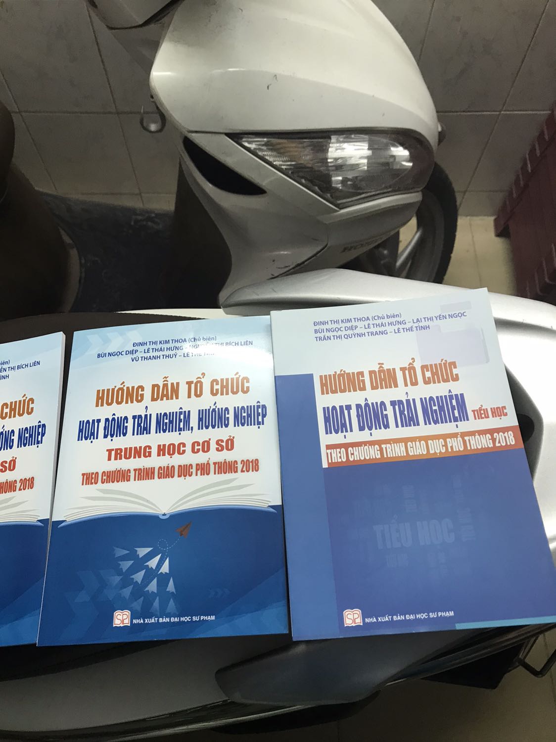 Hai đơn hàng liên tục đều giao phiên bản cũ, trong khi mình đặt mua là theo Chương trình giáo dục phổ thông mới