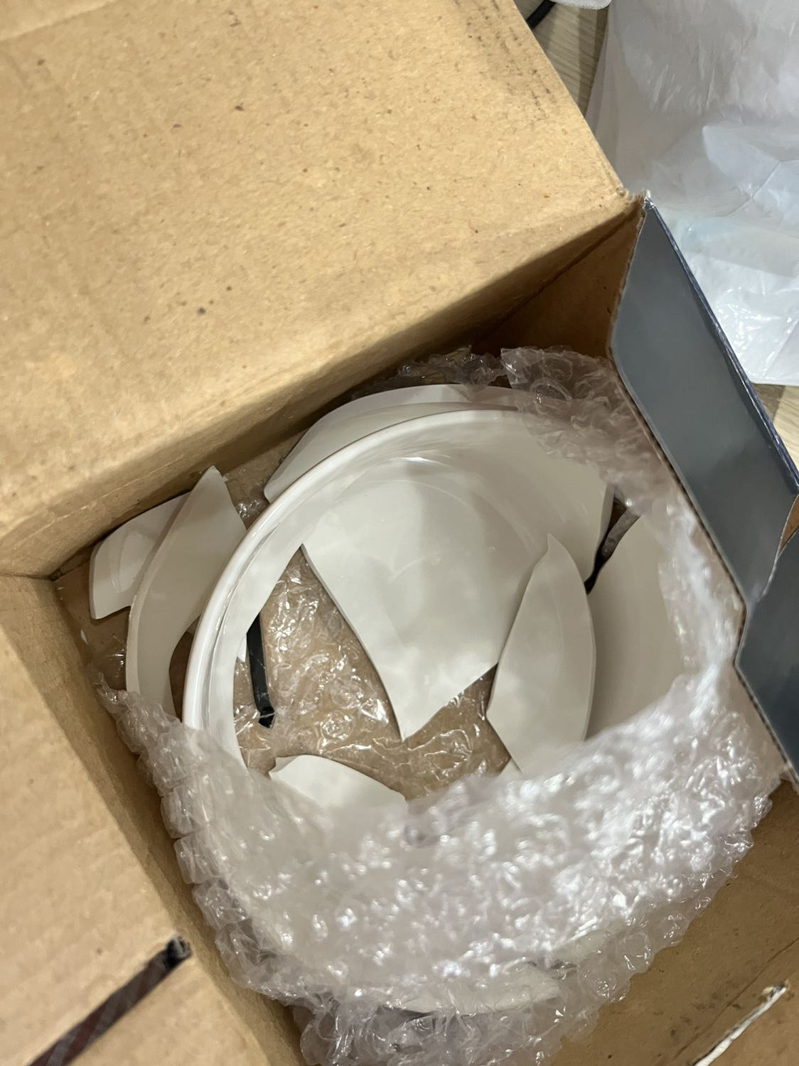 Thố vỡ mình liên hệ tiki báo tình hình thì không xử lý. Trong khi dịch bệnh ship hàng tới cty khi nào lên cty làm việc thì mới mở ra xem được! Giá trị đơn hàng nhỏ nhưng mình ko hài lòng về cách xử lý. Mình có quay clip mở hộp chứ ko phải mở ra rồi làm bể xong đổ thừa tại shipper hay này nọ!