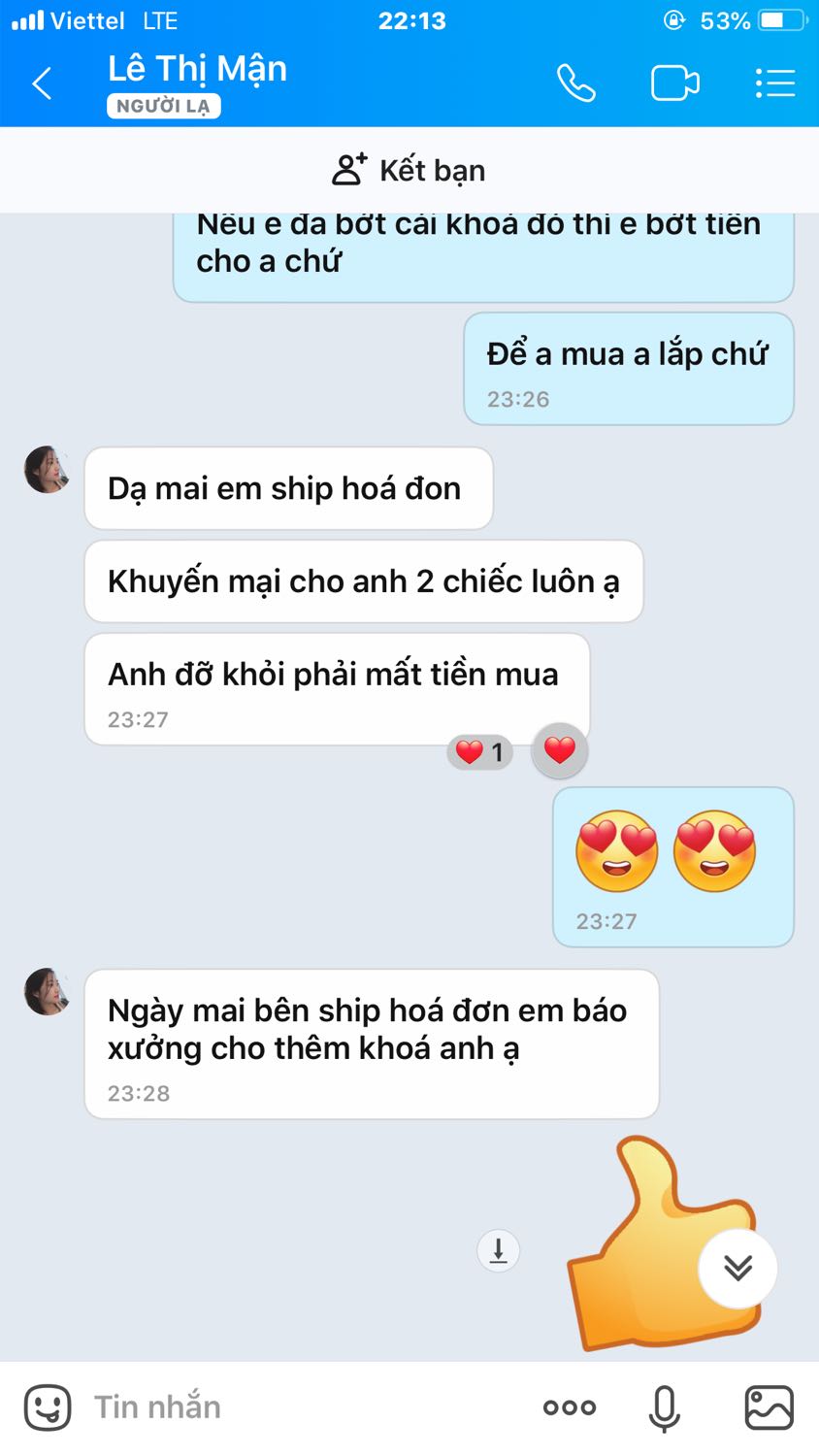 Nhân viên phục vụ tên Lê Thị Mận bên anto có gọi cho tôi sản phẩm này hết hàng xin chọn sp khác. Tôi đồng ý nhưng khi giao sp ko có hoá đơn,tủ không có khoá như hình. Nhân viên này hứa hôm sau trao hoá đơn và khuyến mãi cả 2 khoá. Nhưng cả ngày hôm sau tôi ko nhận được hoá đơn và khoá cửa. Tôi liên tục lạc cho nhân viên này nhưng thái độ không tôn trọng.