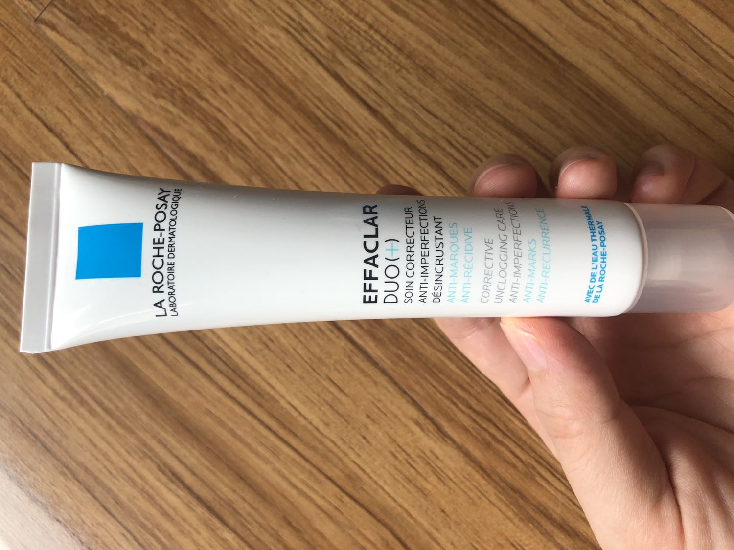 Do dịch nên giao hàng lâu. M đặt mua 7/9 hôm nay 27/9 mới nhận được hàng.
Anh shipper dễ thương
Hàng đóng gói k kỹ như mấy bạn trước review, nắp của chai xịt khoáng bị xé mất niêm phong.
Lần đầu tiên mua hàng tiki, LRP hơi thất vọng xíu.
M lần đầu mua LRP nên hok biết có phải hàng chính hãng hok nữa.