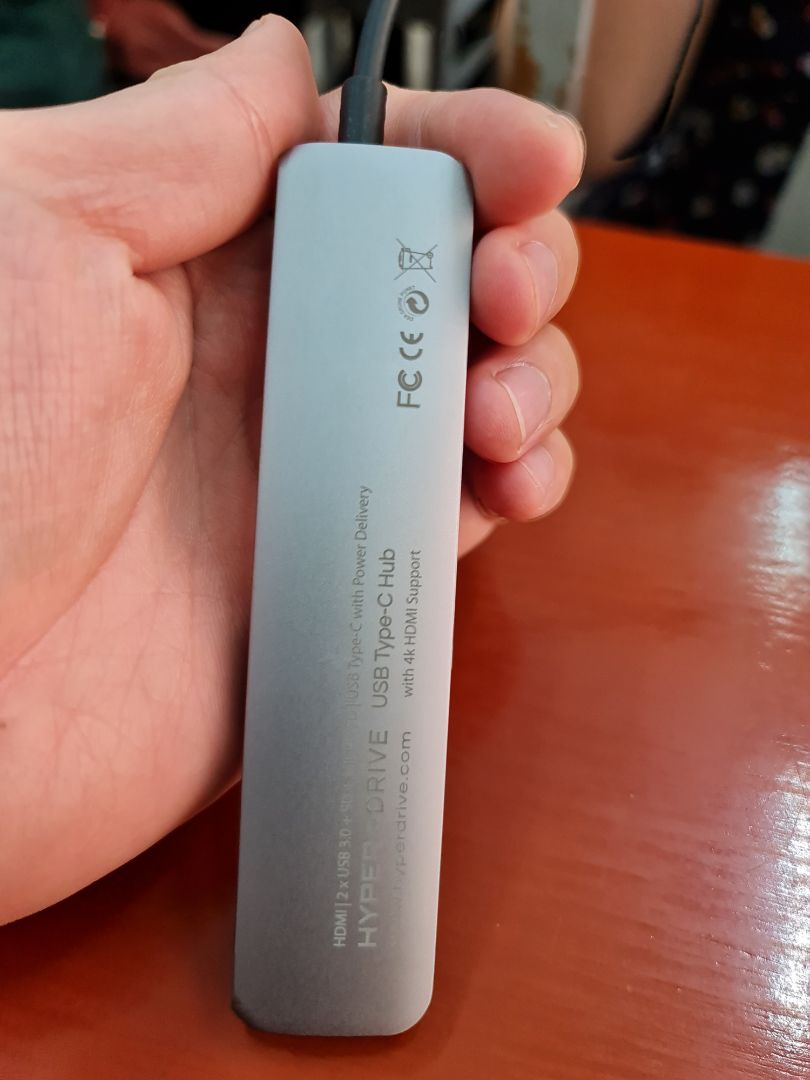 Hàng chính hãng, như mô tả. Mình mua của Tiki Trading nên cũng yên tâm. Hub nhỏ gọn, tương thích với các máy Windows cũng như cả Macbook có cổng Type C. Thời gian đầu sử dụng không gặp vấn đề gì, chỉ có đều thông số sạc của hãng bảo sạc nhanh được, nhưng mình thử sạc qua Hub thì máy báo không sạc nhanh.