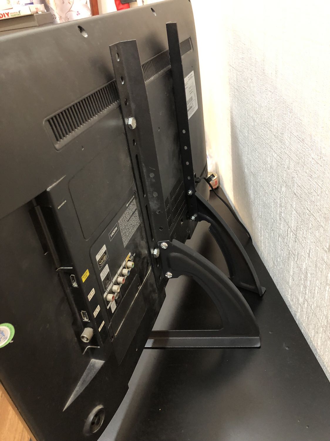 Sản phẩm khá ổn. Sử dụng được cho TV Samsung 32 inches như hình, có code sản phẩm trong hình. Tuy nhiên ốc đi kèm hơi nhỏ hơn so với lỗ trên TV nên phải mua thêm bên ngoài.