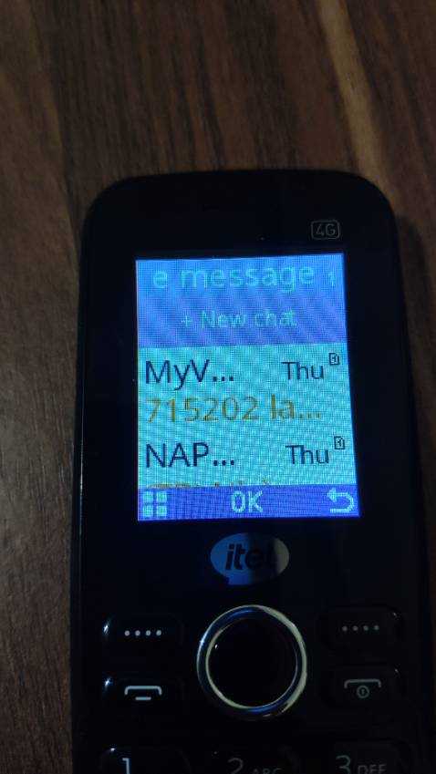 Đánh giá sơ bộ : bàn phím nhựa cứng. Loa thoại to, bắt sóng khỏe. Đầy đủ các chức năng cơ bản.
Nhược điểm : pin ko được bền,nhanh tụt
Máy ko chỉnh được cỡ chữ nên hơi khó chịu nhất là giao diện tin nhắn. Năm 2024 rồi mà nhà sx làm cái giao diện tin nhắn dở tệ là tệ. Cỡ chữ to làm hiển thị dc có vài từ 1 dòng... 
Có lẽ máy chỉ phù hợp nghe gọi thôi  chứ người nào dùng tin nhắn nhiều thì nên mua dòng máy khác.