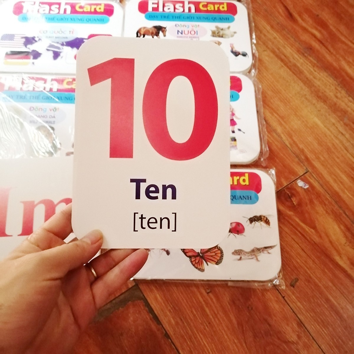 Bé nhà tớ học rất vào ạ, các mẹ có biết không! Bình thường chỉ dán mắt vào quảng cáo tivi với cho điện thoại thì thích lắm. =))
Cơ mà mua cho bộ này bỏ hẳn tivi luôn, điện thoại thì cũng bỏ ngang luôn, mừng ghê ấy
mà cháu cũng được 1 lúc, thôi thì cũng ổn hơn rồi ạ
mà lại còn được học nữa chứ
Thẻ học dùng 2 ngôn ngữ: Tiếng Việt và Tiếng Anh.
Bé có thể vừa chơi vừa học, cho bé sự thoải mái khi học.
Chất liệu giấy cứng bóng in một mặt 4 màu
Rèn luyện và phát triển khả năng tư duy và khả năng tự học cho bé
Tăng cường khả năng khám phá và ghi nhớ cho bé
Giúp bé sớm làm quen nhận biết được thế giới xung quanh
Giúp bé tự học và khả năng ghi nhớ tiếng anh qua các hình ảnh